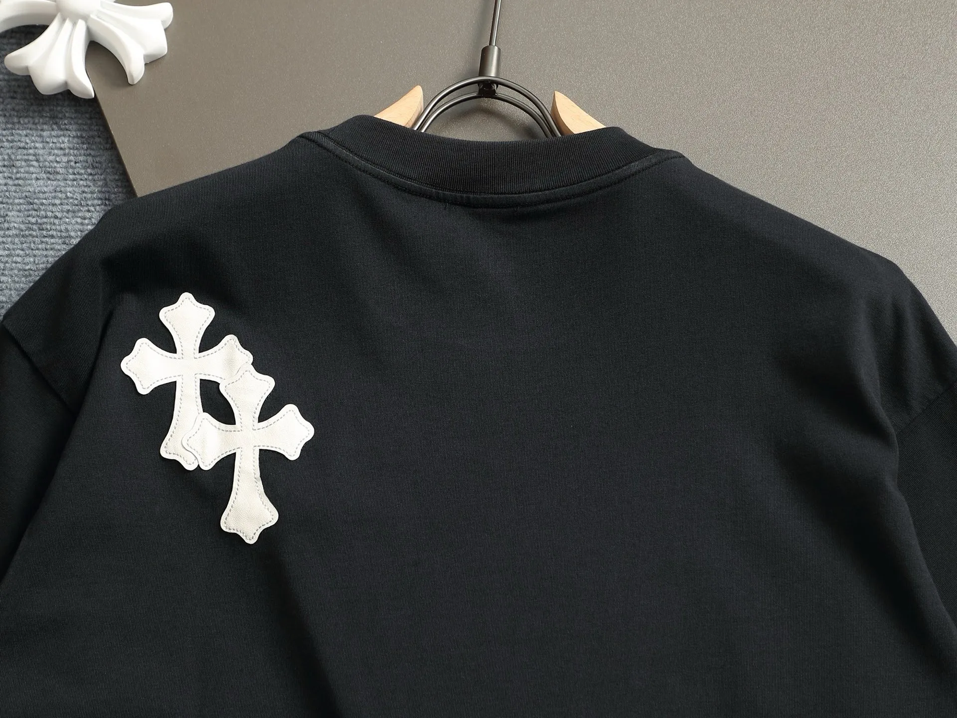🅿️220 Chrome hearts ch Chrome hearts cross leather short-sleeved T-shirts. Large version. Loose and stylish. The difference is the low version, the slim version, the upper body and the crotch. 100% commitment: top quality, not fast food. The highest version on the market. Top quality, 320 grams. 26 custom-dyed double yarn cotton, same style for men and women, complete with three standards. Color: black, purple, khaki, brown Size: XS-L Size chart: